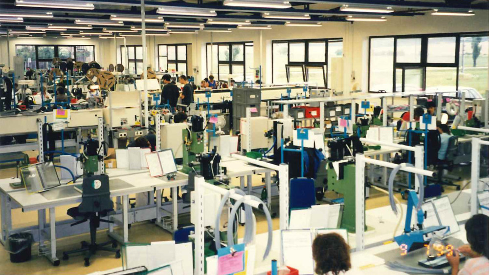 Ruční kompletace kabelových propojek, archivní snímek 1999