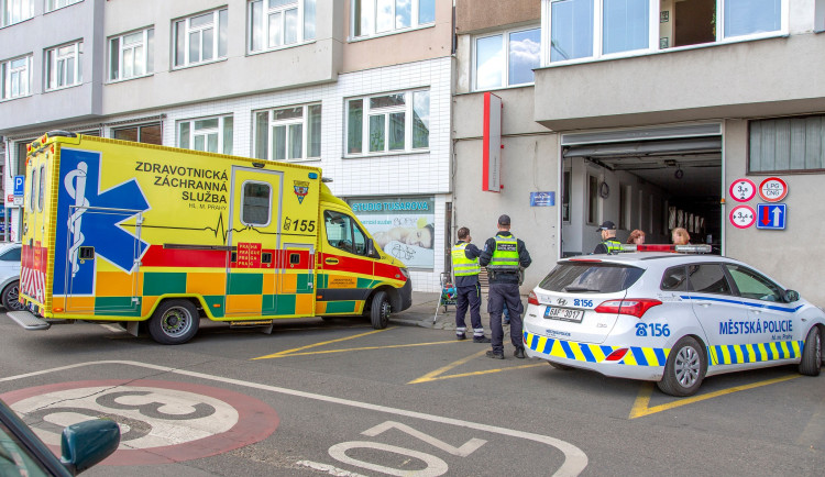 Seniorka upadla a uvízla mezi sprchou a toaletou. Život jí zachránil přítel, který zavolal strážníky