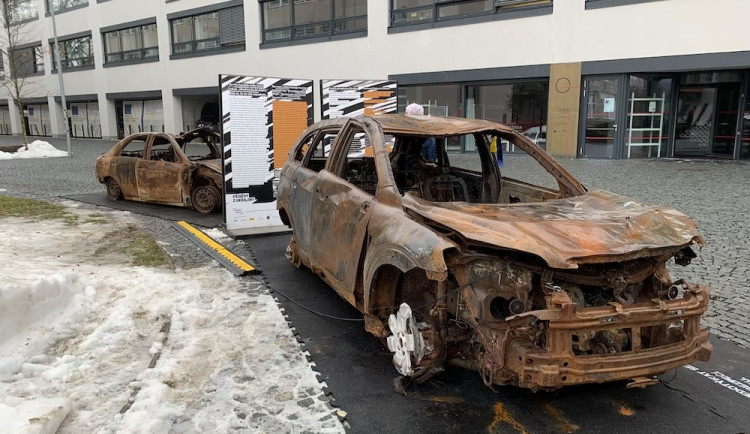 Blíží se rok od začátku války na Ukrajině. Výročí v Liberci připomínají rozstřílená auta z Irpině