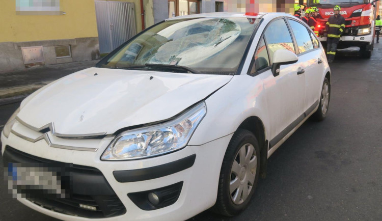 Řidič v Aši přehlédl přecházejícího seniora. Ten následkům zranění podlehl