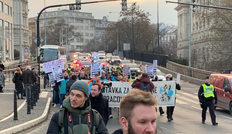 VIDEO: Kurýři Woltu blokovali dopravu na magistrále. Žádají vyšší odměny