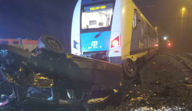 U Chebu se srazilo auto se dvěma vlaky. Trať byla sedm hodin uzavřená