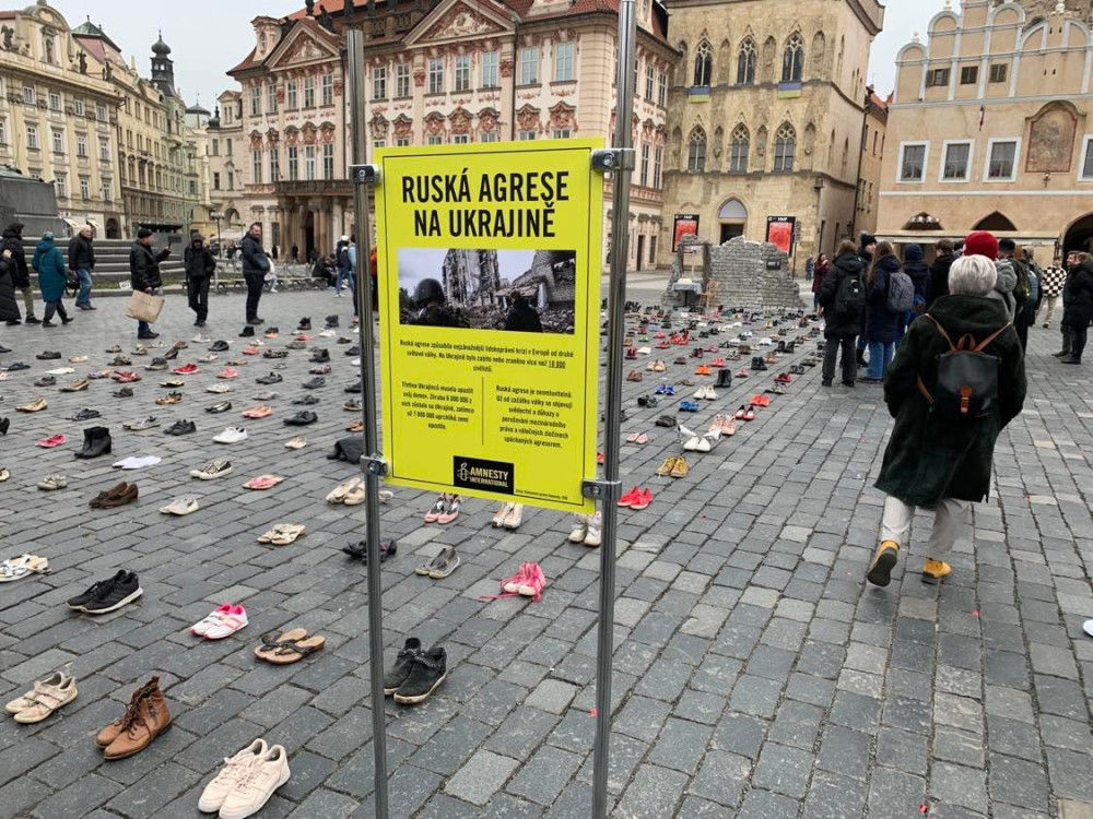 Lidé v centru Prahy připomněli válečná zvěrstva, která Rusové páchají na civilistech