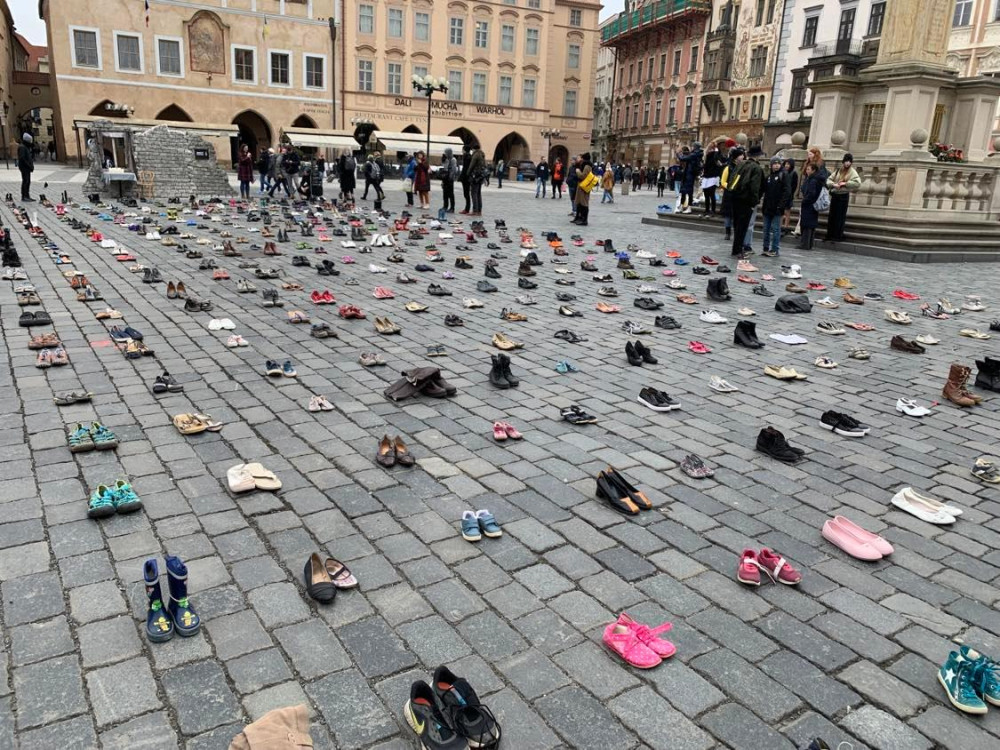 Lidé v centru Prahy připomněli válečná zvěrstva, která Rusové páchají na civilistech