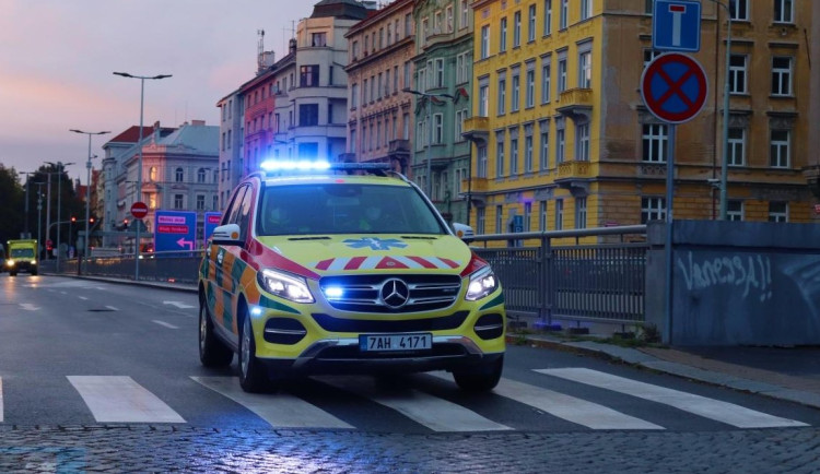 Muž v centru Prahy se polil hořlavinou a zapálil