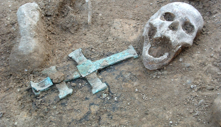 Odborníci národního muzea zkoumají ostatky „českodubské šlechtičny“