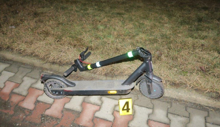 Na ranní směnu nedorazila. V půl šesté ráno vjela na elektrokoloběžce do výmolu a vážně se zranila