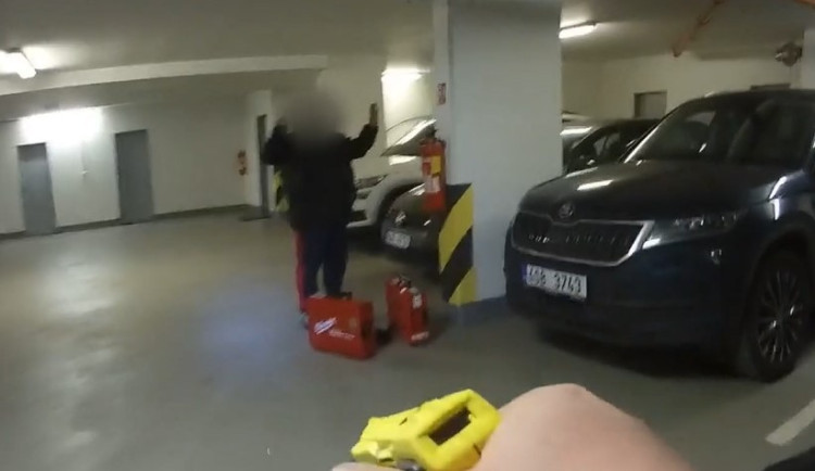 VIDEO: Zloději v podmínce kradli ve sklepě. Policie je chytila při činu