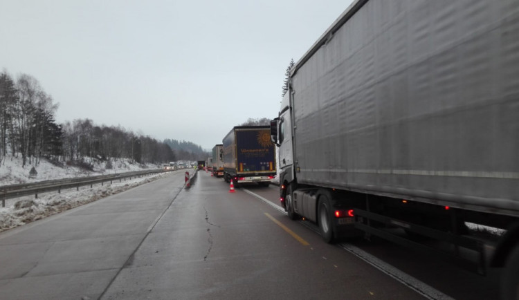 Mladí řidiči riskují rychlou jízdou. Problémy mají na dálnici u Brna