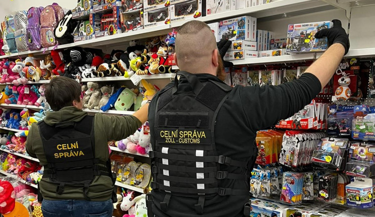 Celníci v Liberci, Jablonci i v dalších městech zabavili padělky Lega i plyšáků