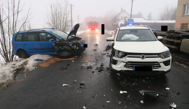Čelní srážku zavinil mikrospánek. Aktéři nehody vyvázli bez zranění