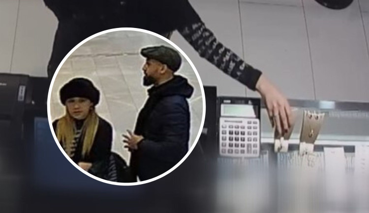 VIDEO: Dvojice kradla šperky. Muž zabavil prodavačku, žena strčila klenoty do kabelky