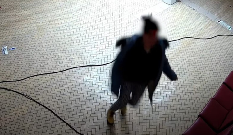VIDEO: Žena nezvládla čekání v nemocnici. Vzteky prokopla dveře a odešla