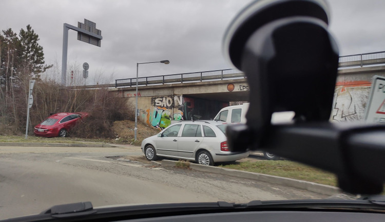 Řidič projel středem kruhového objezdu, po nehodě skončil v péči lékařů