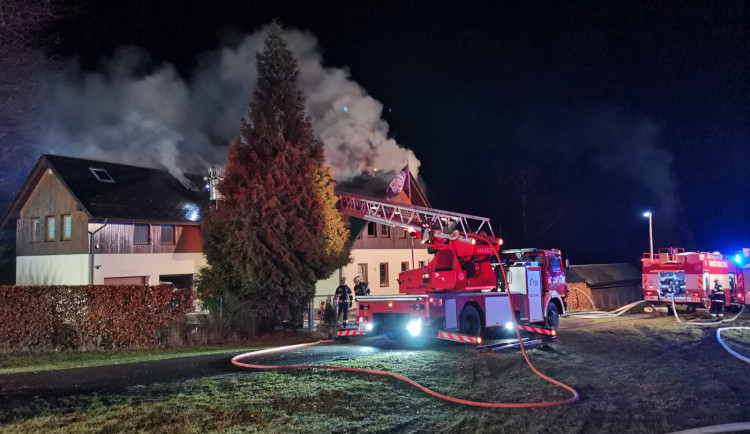 Ve Světlé pod Ještědem - Rozstání hořel rodinný dům. Dva lidé se nadýchali kouře