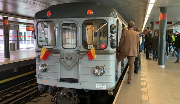 VIDEO: Nuselákem projelo historické metro. Stavba je v pořádku, ujistil Hřib
