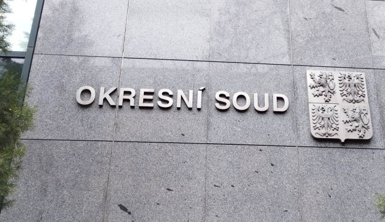 Soud začal projednávat případ chlapce, který utonul na táboře v Českém Dubu