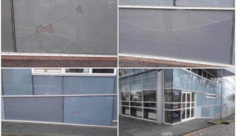 Mladík si po hádce s přítelkyní vybil vztek na knihovně. Rozbil skleněné opláštění budovy