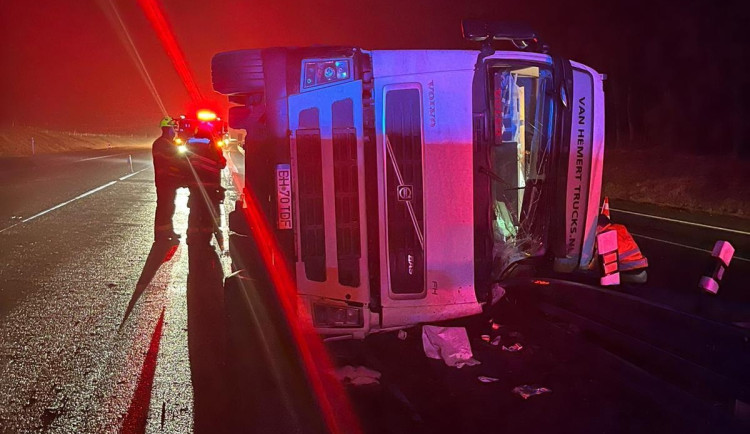 Na dálnici se do středových svodidel převrátil kamion, provoz na 161. kilometru je v obou směrech omezen