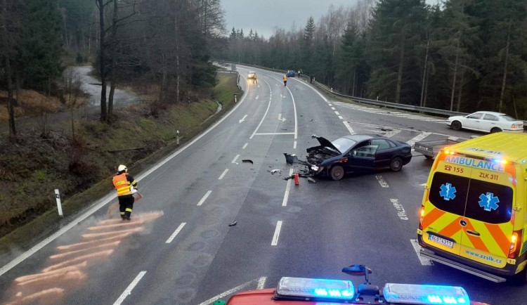 Srážka dvou aut u Rádla. Jeden člověk skončil v nemocnici