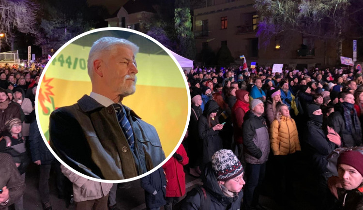 VIDEO: Tisíce lidí šly pochodem z Letné k ukrajinské ambasádě. Promluvil k nim Pavel