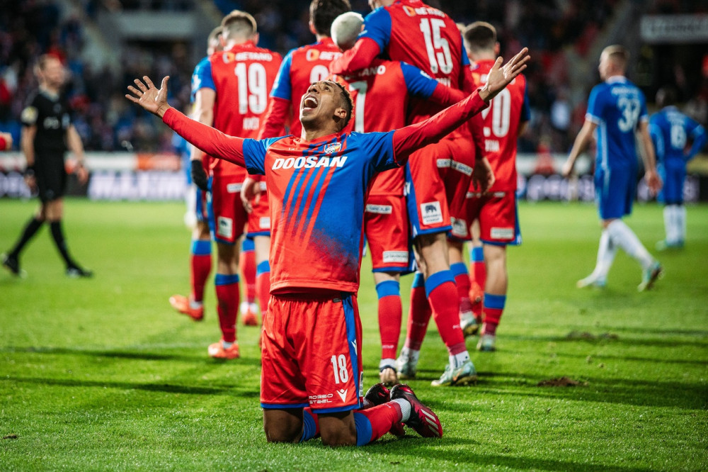 Fotbalisté Plzně zdolali Liberec 2:1 a vystřídali Slavii v čele neúplné tabulky