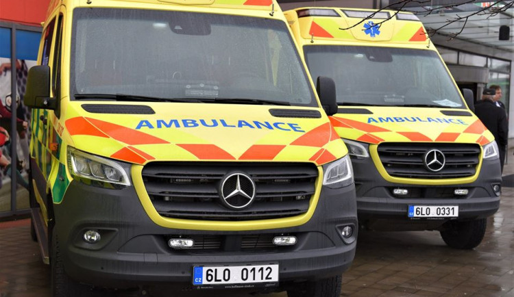 Tragická nehoda v Poniklé. Po nárazu auta do domu zemřel spolujezdec