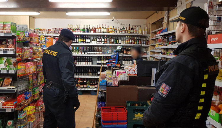 Policisté kontrolovali večerky. Zajímal je nelegální pobyt a zaměstnávání cizinců