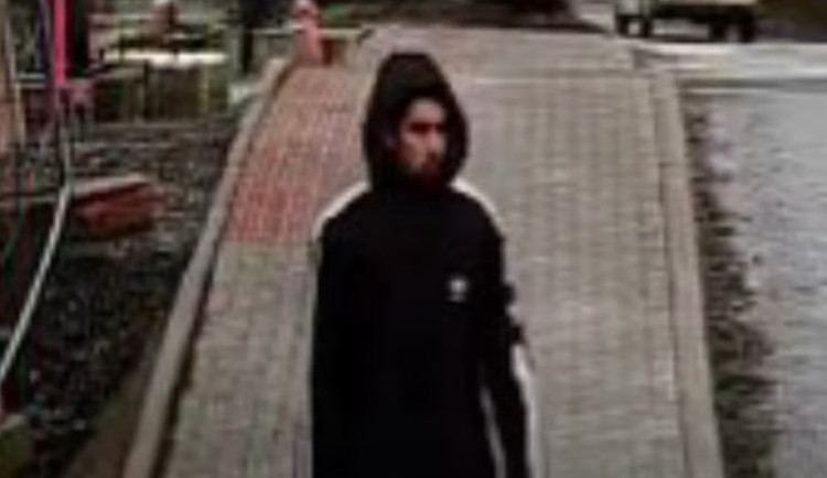 VIDEO: Muž v Praze onanuje před ženami. Pátrá po něm policie