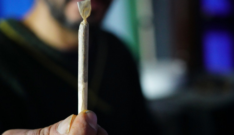 Muž rozdával lidem marihuanu. Hrozí mu za to pět let vězení