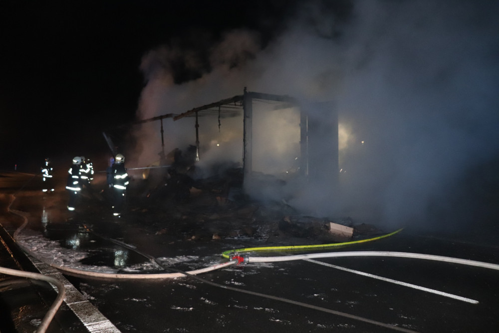 VIDEO: Požár kamionu naloženého kartonem uzavřel dálnici D5, škoda je přes milion korun