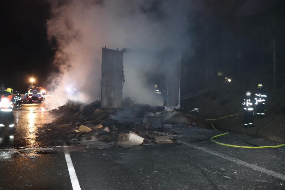 VIDEO: Požár kamionu naloženého kartonem uzavřel dálnici D5, škoda je přes milion korun