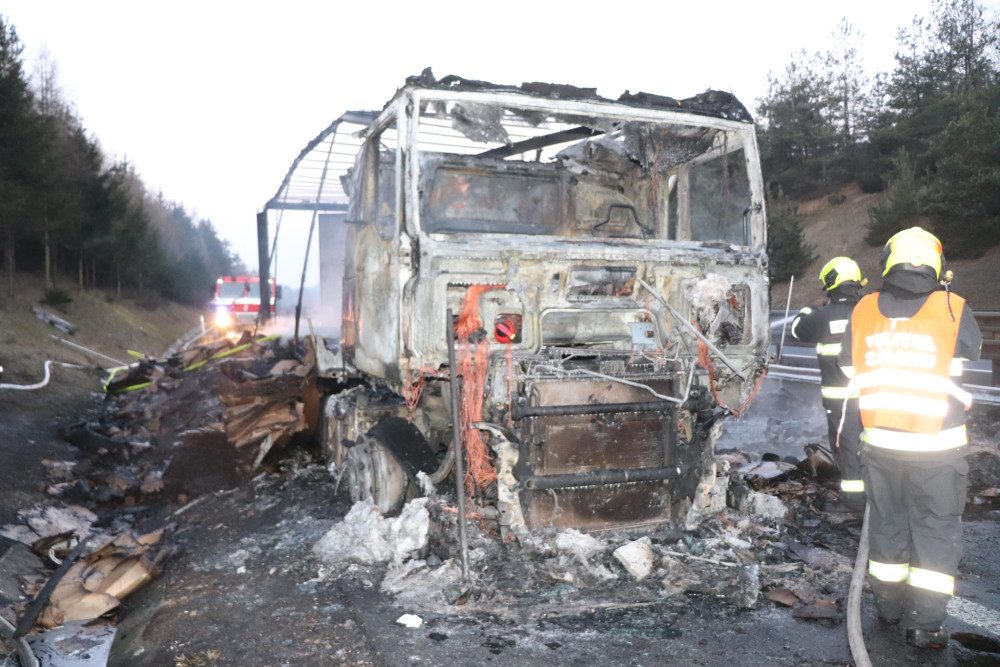 VIDEO: Požár kamionu naloženého kartonem uzavřel dálnici D5, škoda je přes milion korun