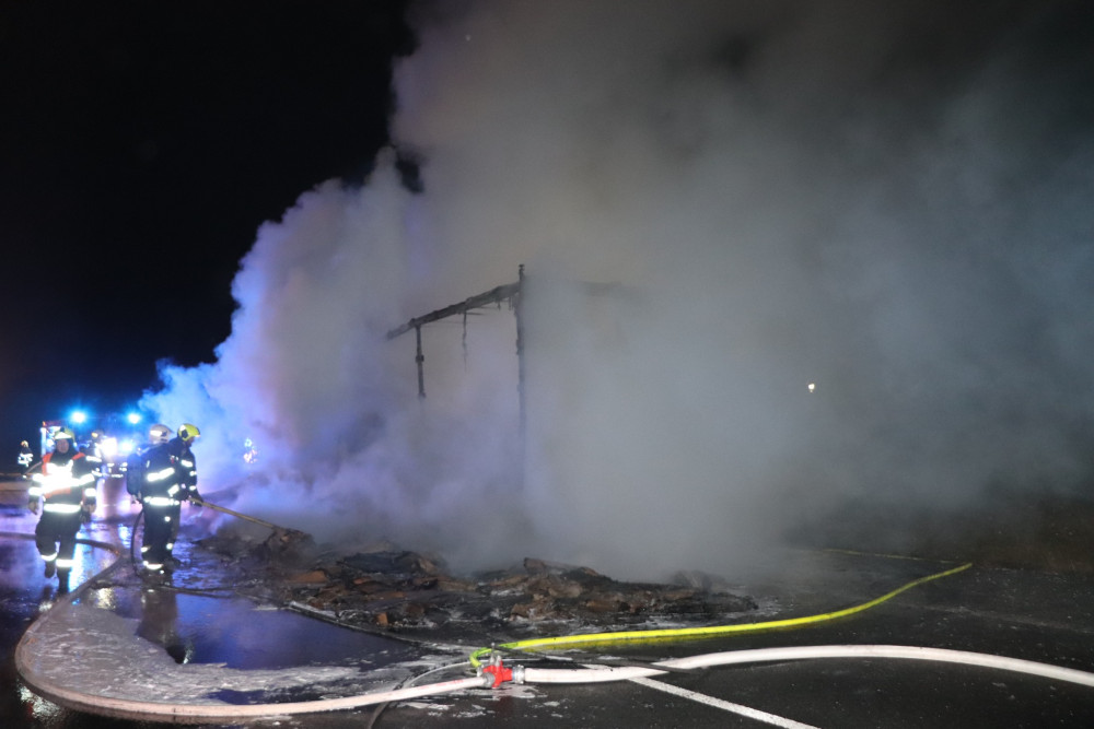 VIDEO: Požár kamionu naloženého kartonem uzavřel dálnici D5, škoda je přes milion korun