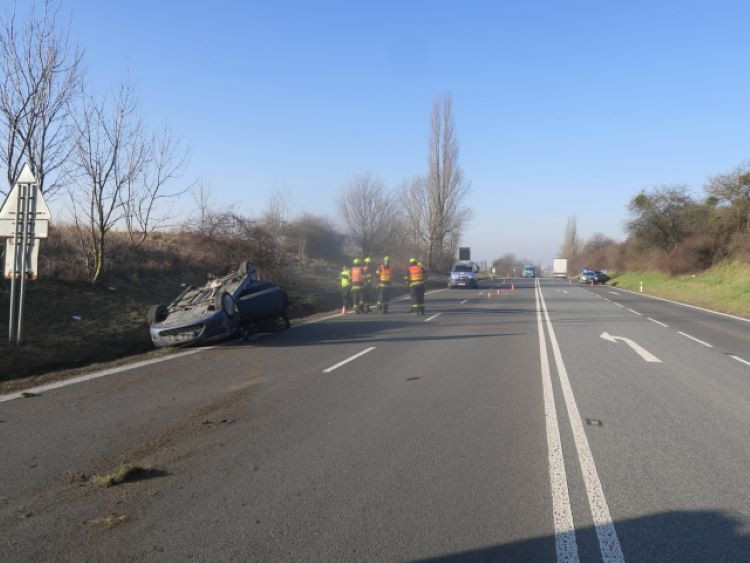 Kvůli náhlé zdravotní indispozici řidič u Jezernice přejel do protisměru. Střetl se zde s dalším vozem