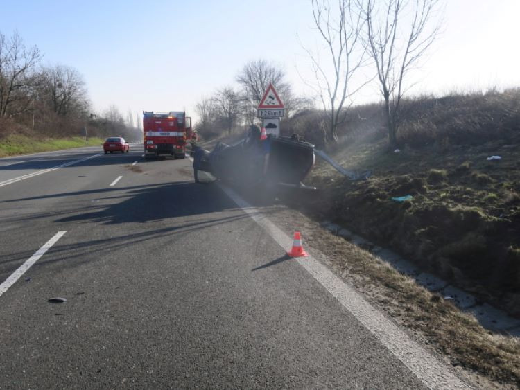 Kvůli náhlé zdravotní indispozici řidič u Jezernice přejel do protisměru. Střetl se zde s dalším vozem