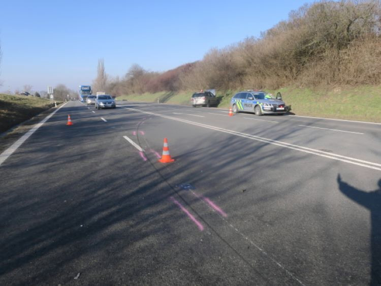 Kvůli náhlé zdravotní indispozici řidič u Jezernice přejel do protisměru. Střetl se zde s dalším vozem