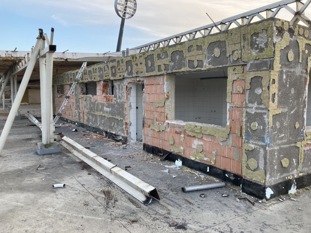 Na fotbalovém stadionu v Hradci Králové začala demolice staré východní tribuny