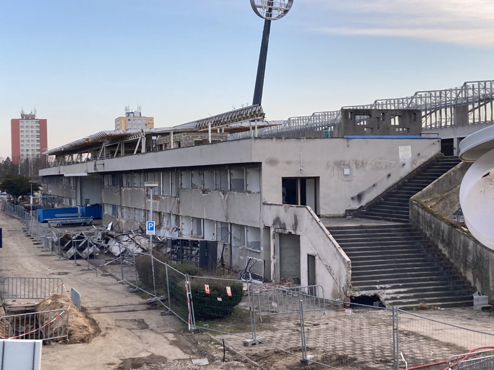 Na fotbalovém stadionu v Hradci Králové začala demolice staré východní tribuny