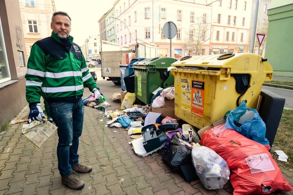 Do úklidu s odpadky se zapojil se společností Čistá Plzeň také technický náměstek primátora Pavel Bosák
