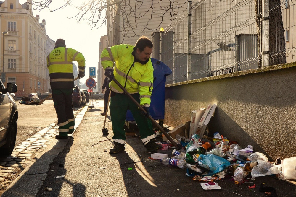 Čistá Plzeň vytipovala nejkritičtější místa ve městě, kde se hromadí nejvíce odpadků. Bude tam navíc zajíždět speciální úklidový vůz