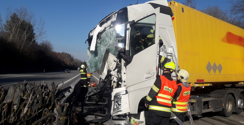 Dálnici D5 ochromila nehoda kamionu, který smetl přívěs vozidla silničářů. Řidič utrpěl těžké zranění