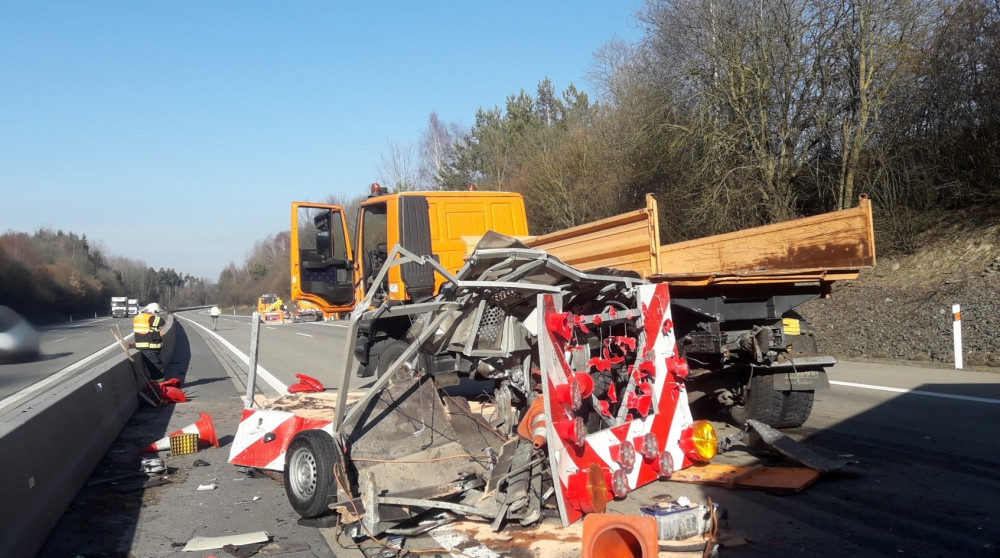 Dálnici D5 ochromila nehoda kamionu, který smetl přívěs vozidla silničářů. Řidič utrpěl těžké zranění