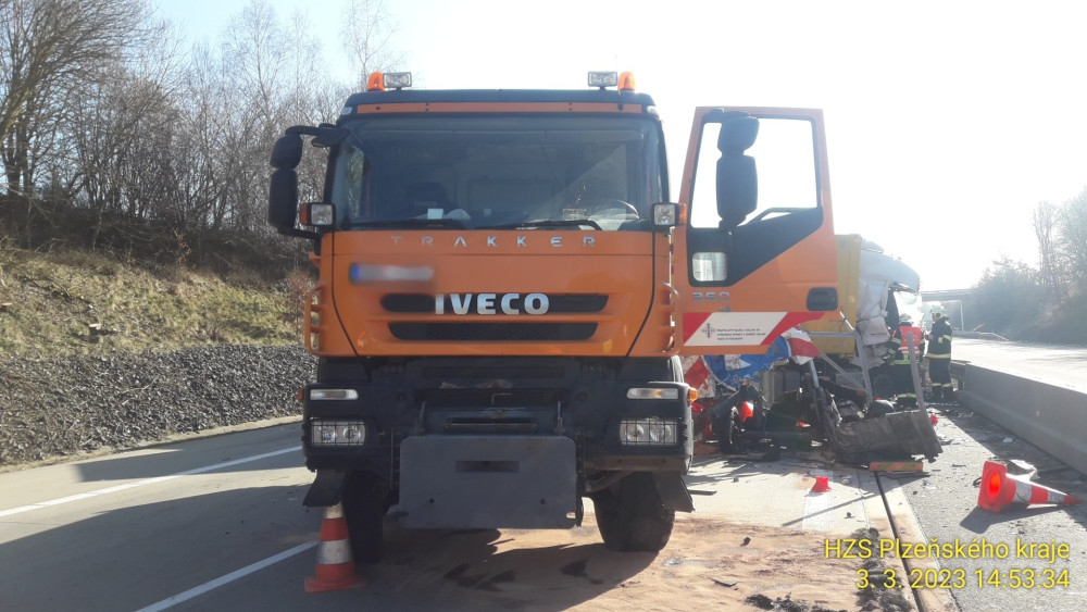 Dálnici D5 ochromila nehoda kamionu, který smetl přívěs vozidla silničářů. Řidič utrpěl těžké zranění
