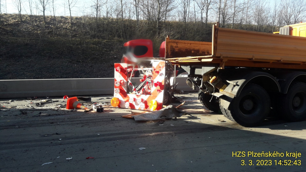 Dálnici D5 ochromila nehoda kamionu, který smetl přívěs vozidla silničářů. Řidič utrpěl těžké zranění