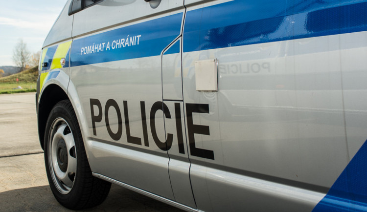 Policisté hledají řidiče červeného auta. Potřebují jeho svědectví k nehodě v Jizerské ulici