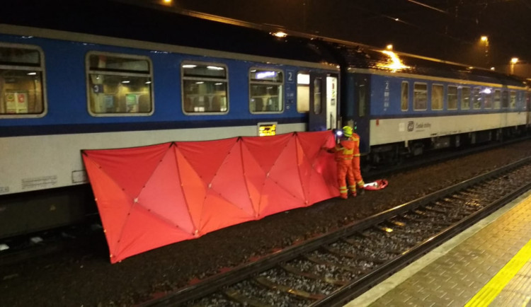 Vlak v Praze srazil mladíka. Ten na místě zemřel