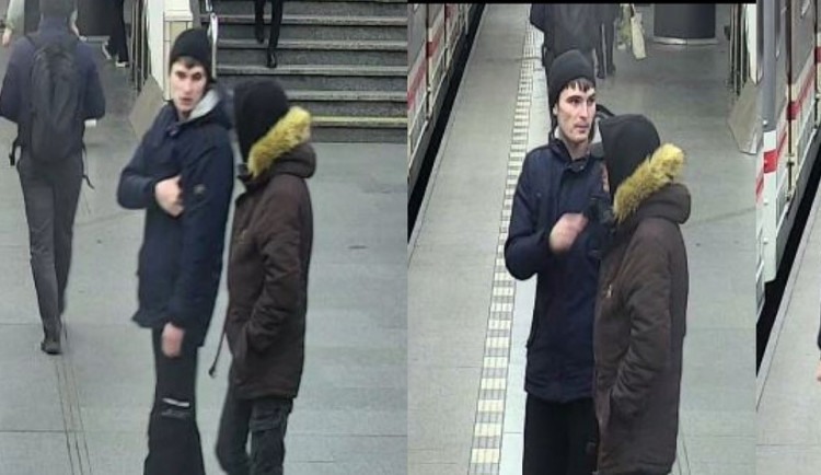 VIDEO: Mladíci si vyhlédli ženu, kterou chtěli okrást. Skončila na zemi