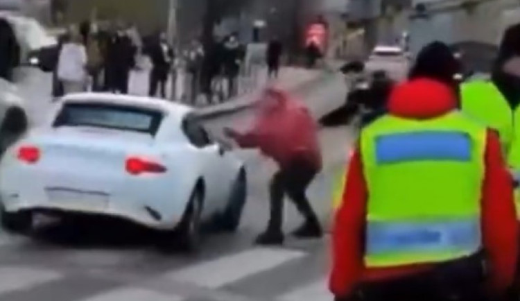 Demonstranti poničili auto Ukrajincům. Měla jsem velký strach, říká žena, která v něm seděla