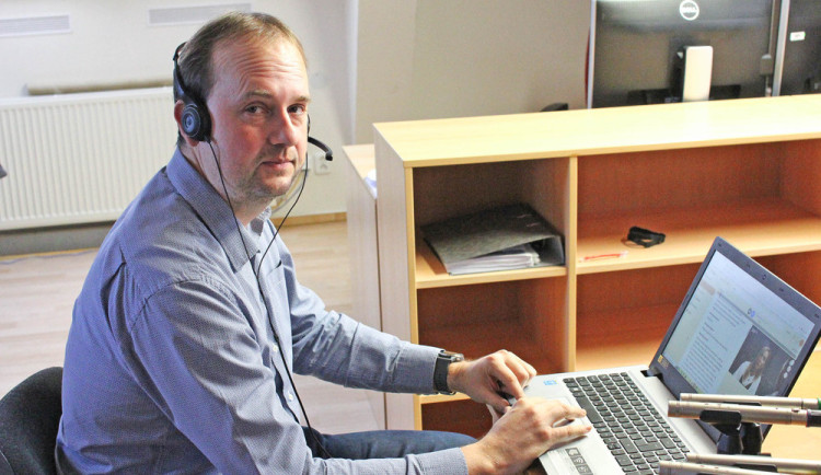 Umělá inteligence umí zapsat mluvený projev i v ruchu, "učili" ji liberečtí vědci